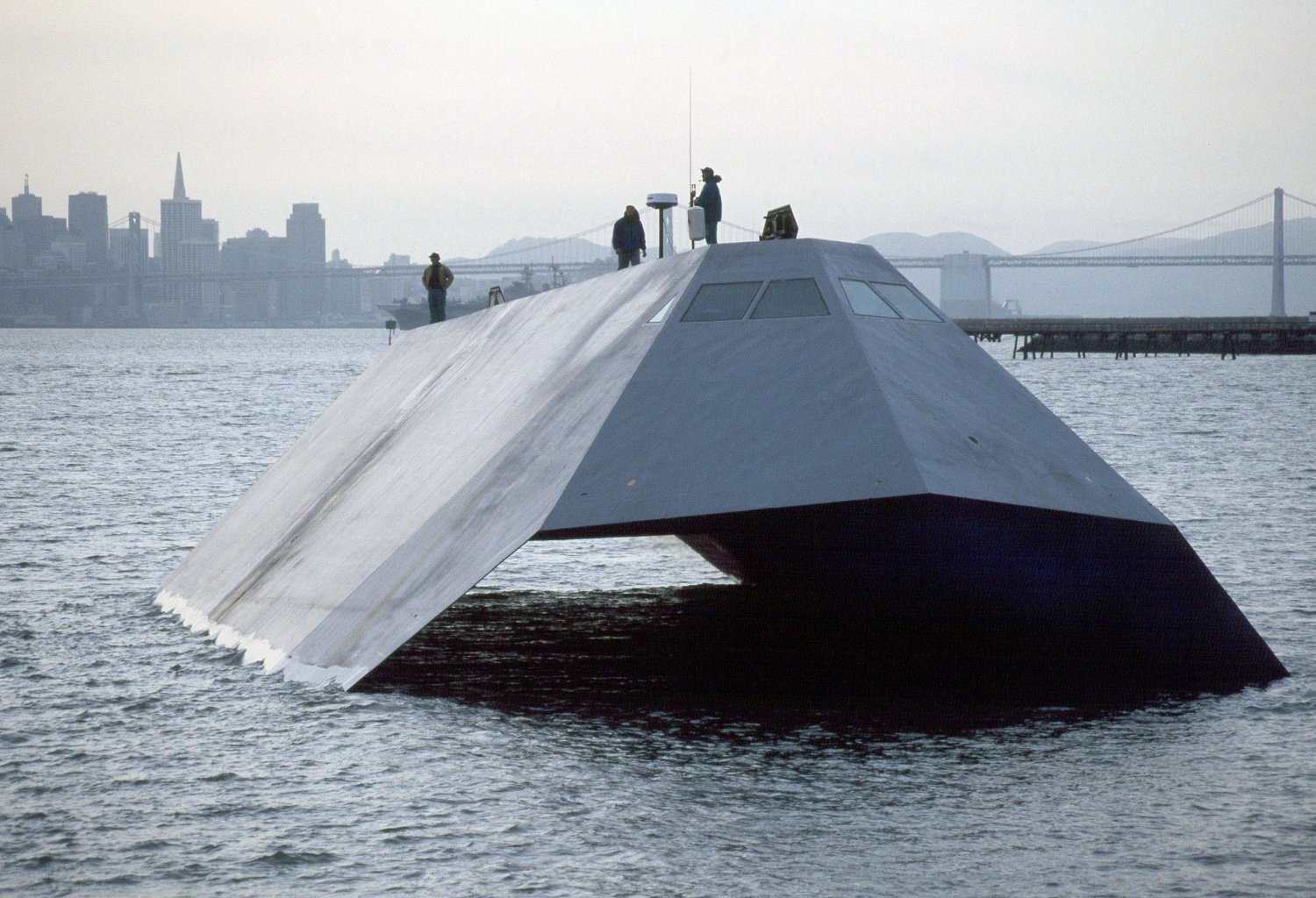 2560px-US_Navy_Sea_Shadow_stealth_craft.jpg