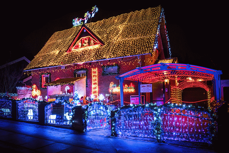292339-Twinkling-House-Christmas-Lights.gif