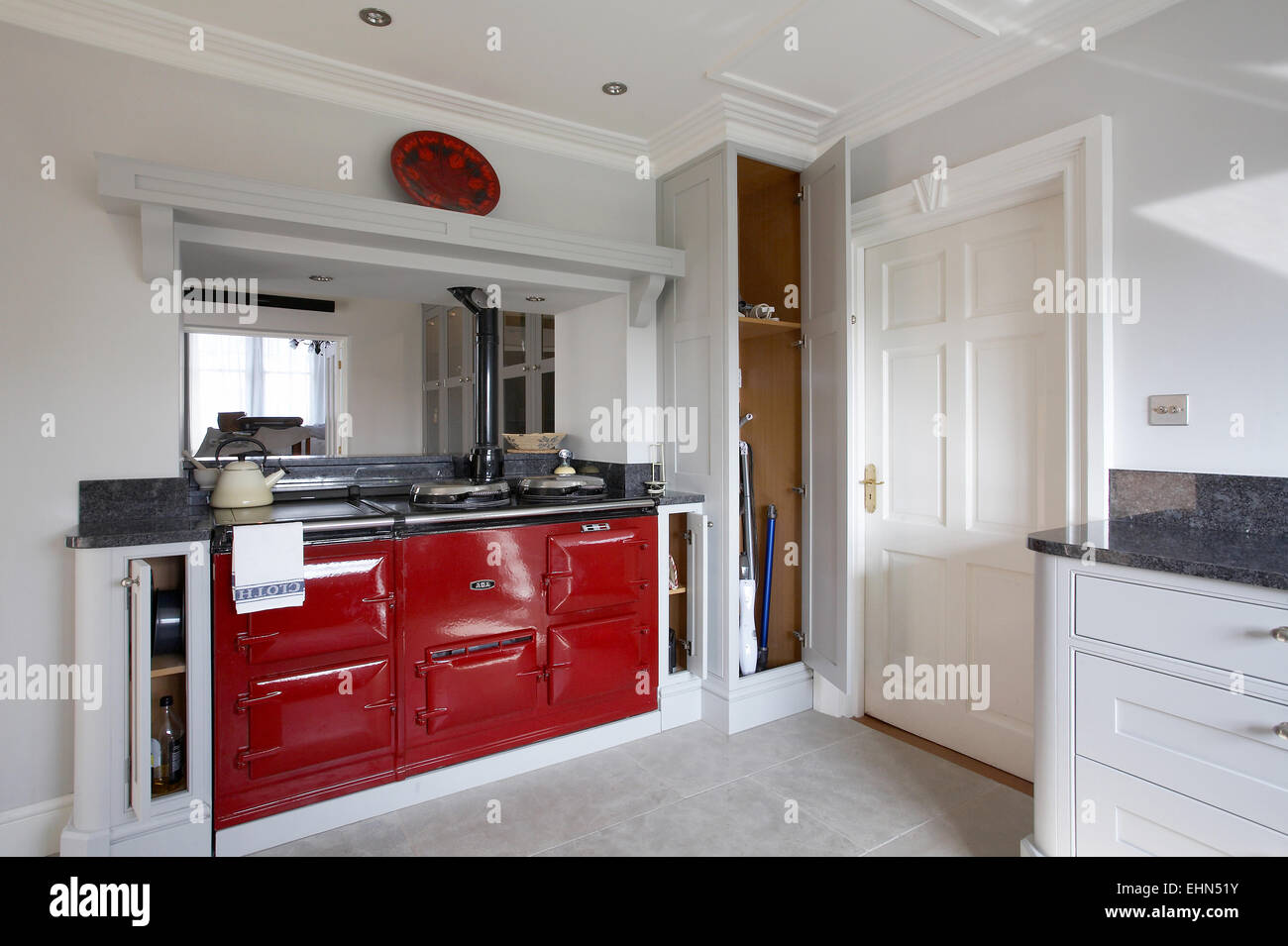 a-red-aga-cooker-in-a-modern-kitchen-in-a-home-in-the-uk-EHN51Y.jpg