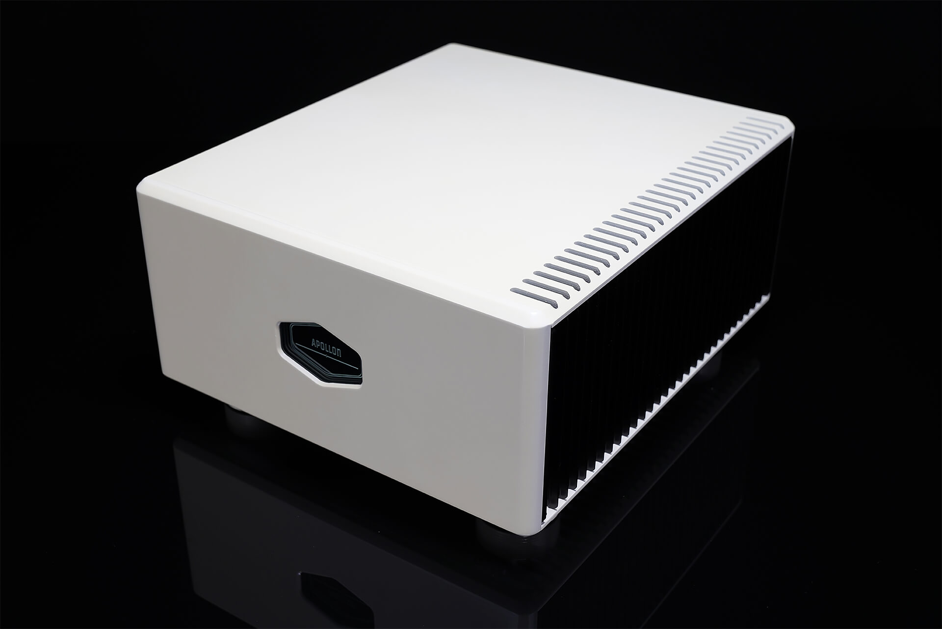apollon-PNC1200-mono-pearl-white-front-heatsink.jpg