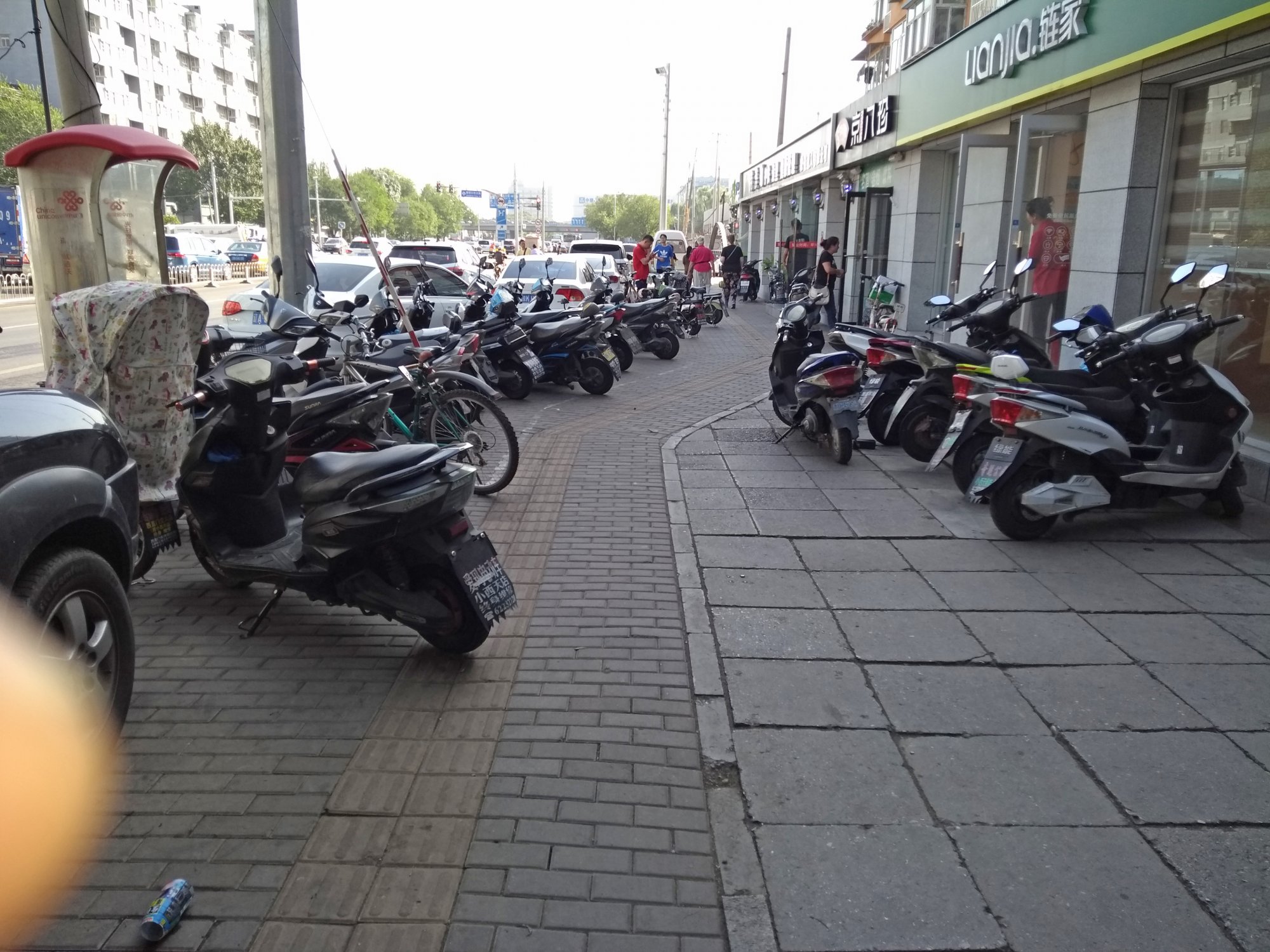 CA00250=Motorscooter dealership, sidewalk parking.jpg