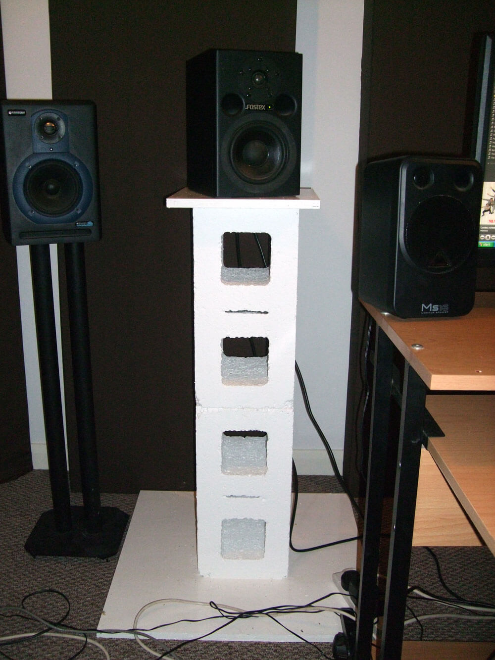 cinderblock-speaker-stand.jpg