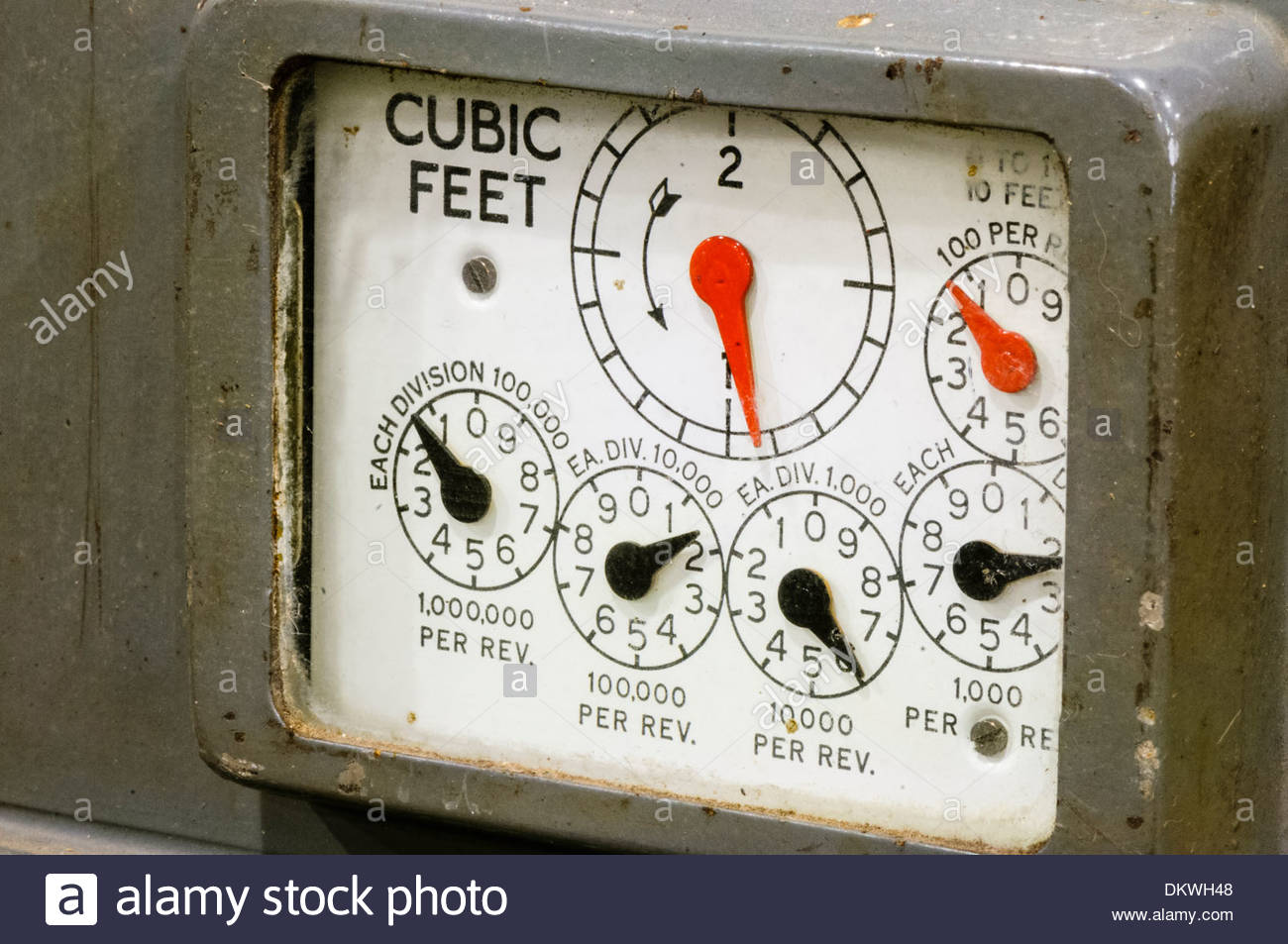 close-up-of-dials-on-an-old-fashioned-gas-meter-from-the-1920s1930s-DKWH48.jpg