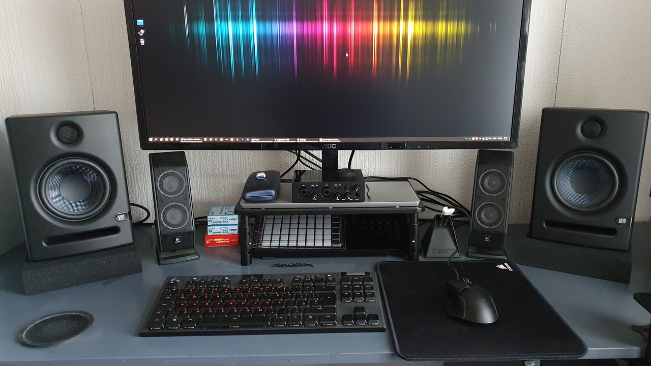 Desk-setup.jpg