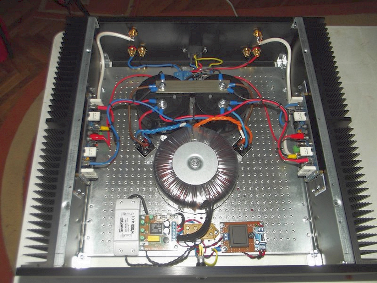 DIY-LJM-L12-2-amplifier-inside-by-alexya.jpg