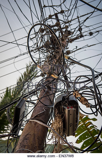 electrical-cables-tangled-wires-on-a-pylon-kochi-cochin-kerala-india-en37w8.jpg
