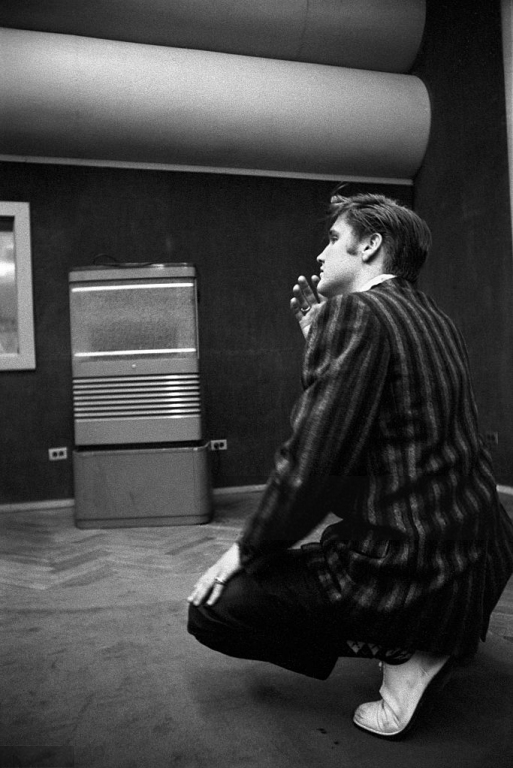 Elvis listening to RCA LC-1.jpg