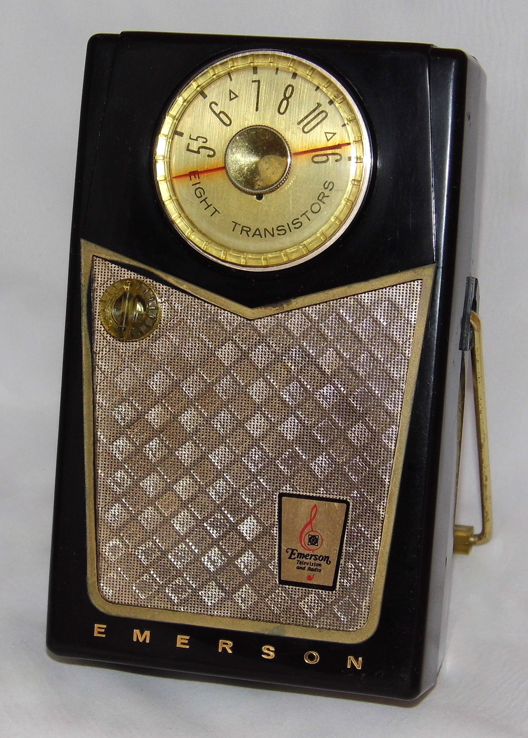 Emerson_Model_888_Pioneer_8-Transistor_AM_Radio,_Made_in_the_USA,_Circa_1958_(21973868670).jpg