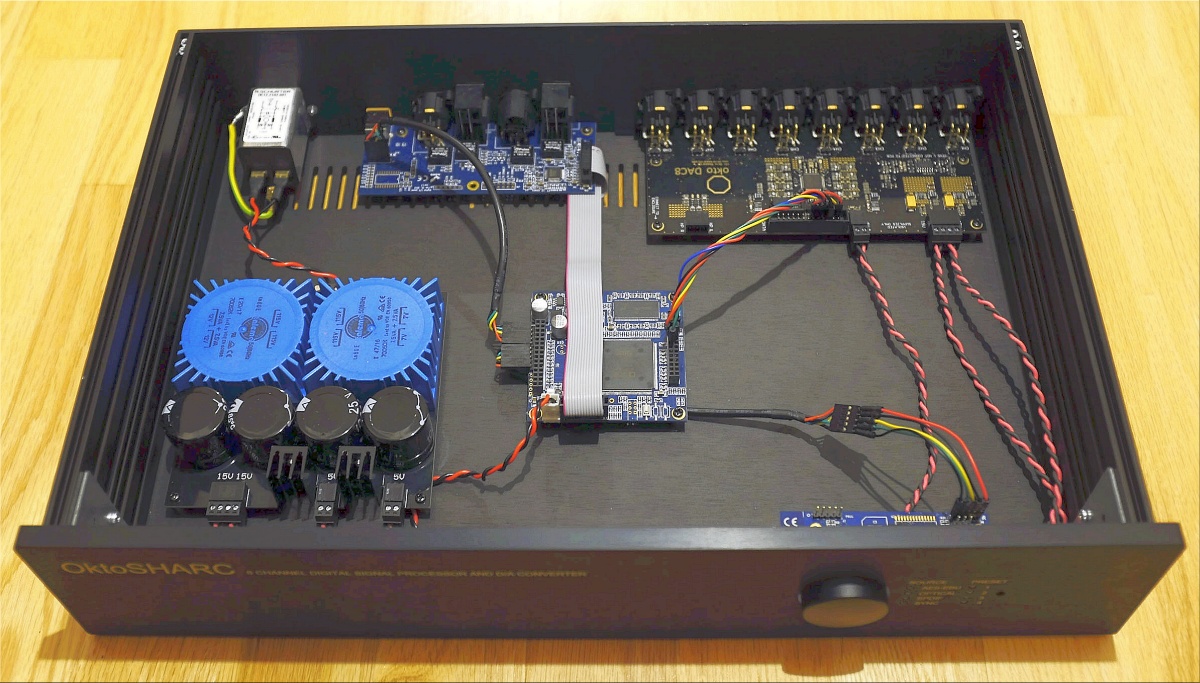 Okto-DAC8-stereo-inside.jpg