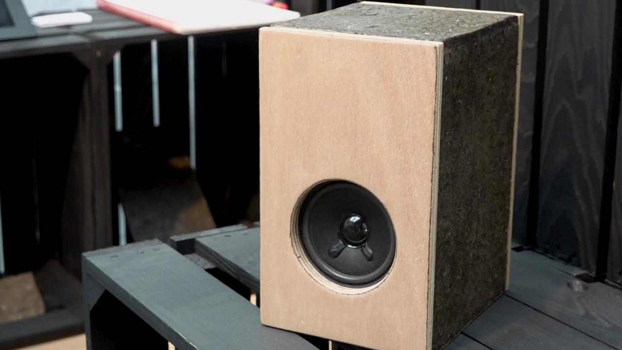 ontwerper-maakt-speakers-en-bouwplaten-van-koemest.jpg