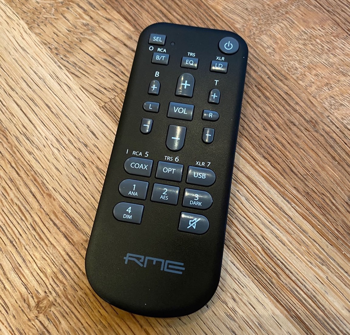 RME-ADI-2-DAC-FS-remote2.jpg