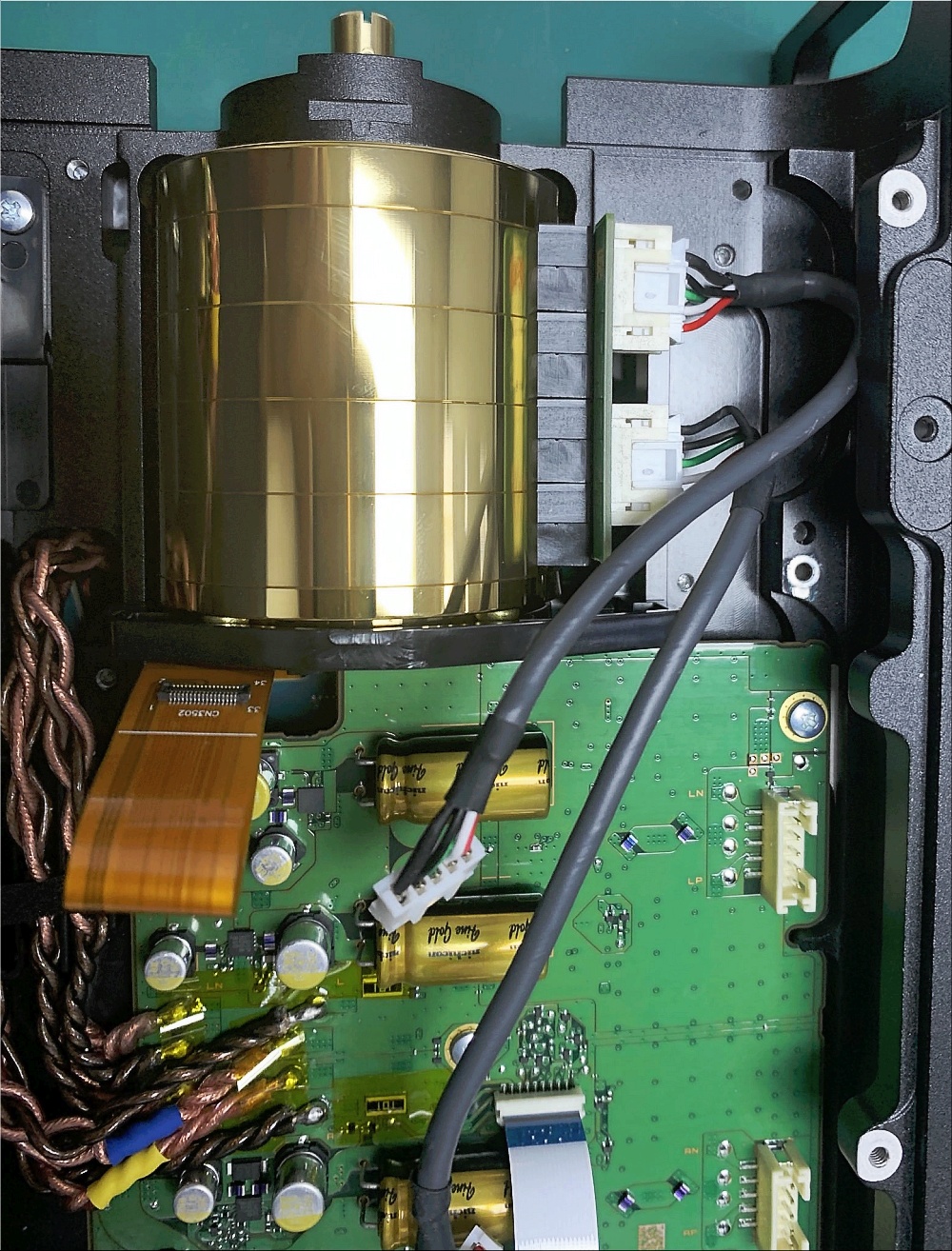 Sony-DMP-Z1-inside-kimber-kable.jpg