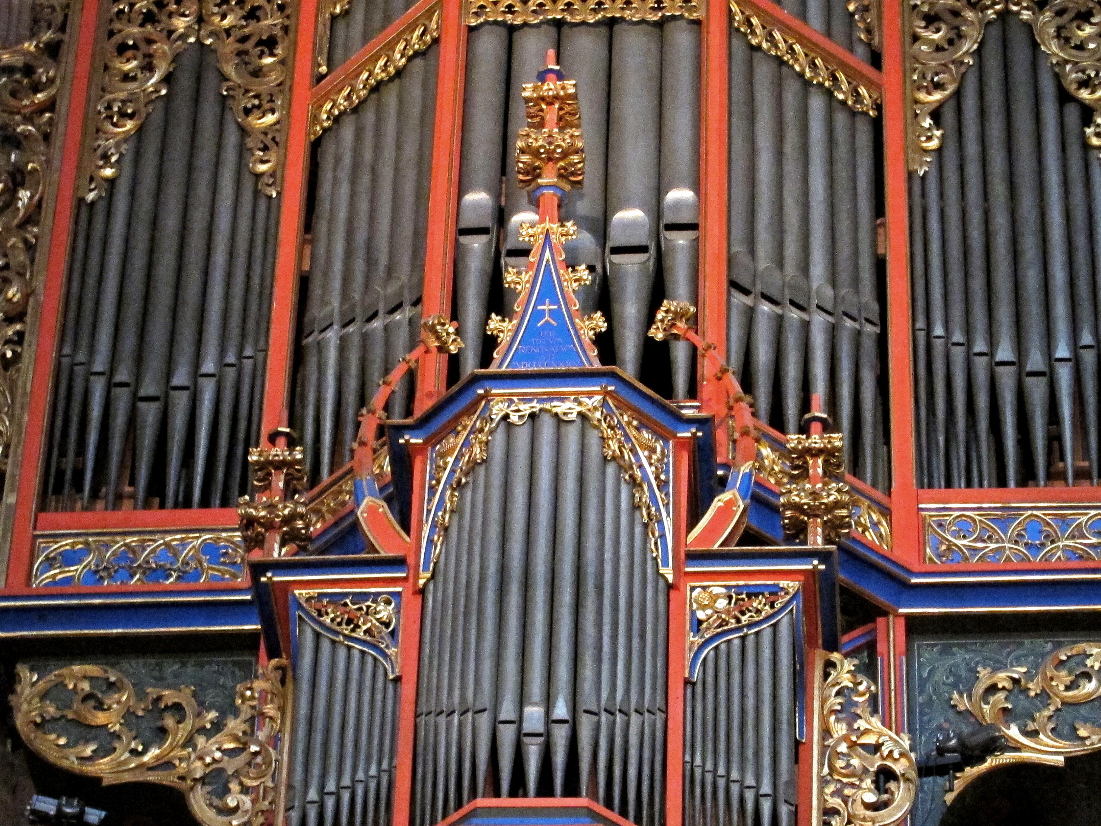 Strasbourg_Cathedral_pipe_organ_close-up.jpg