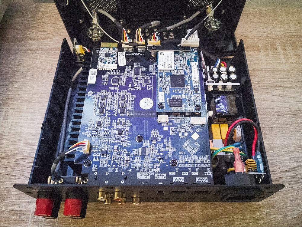 SVS-Prime-Wireless-SoundBase-inside.jpg