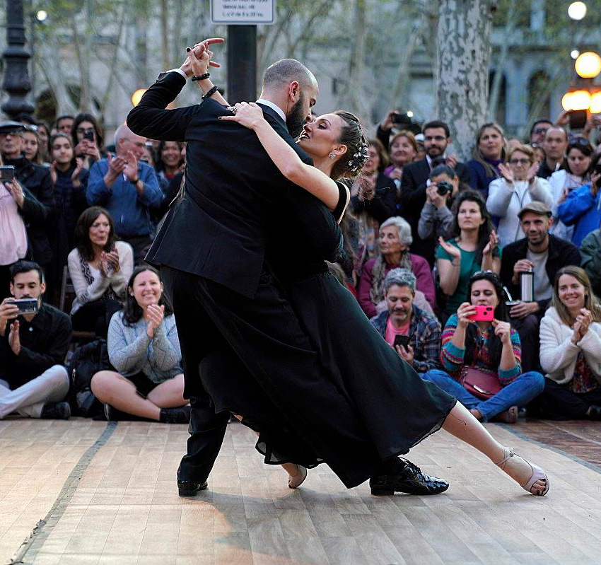 Tango_dancers_in_Montevideo.png