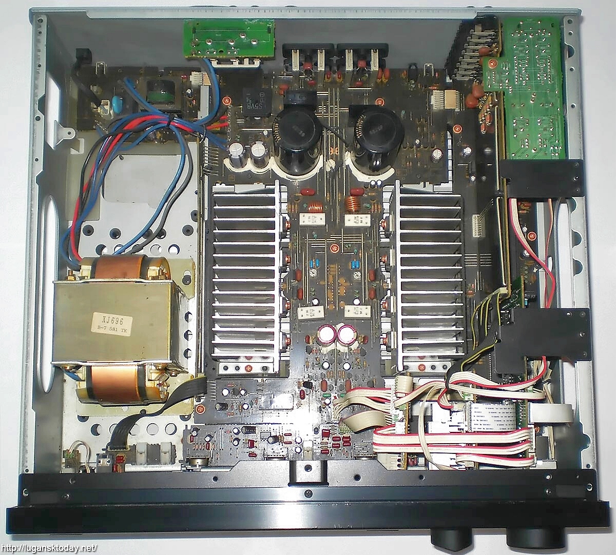 Yamaha-AX-890-inside.jpg